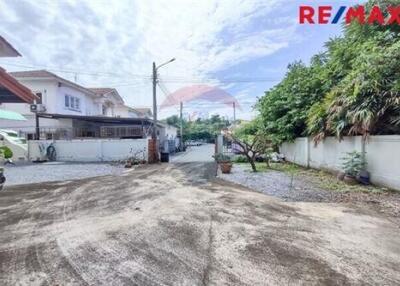 150 Sqm., 4 Beds Townhouse listed for ฿ 3,300,000.