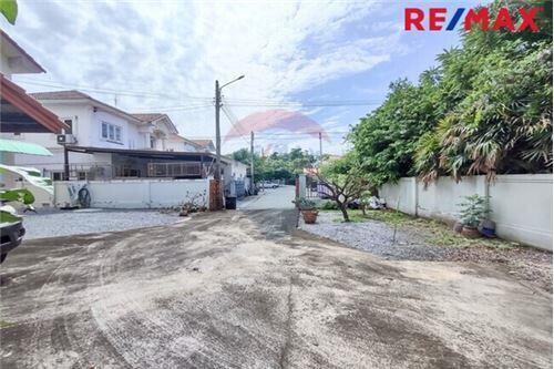 150 Sqm., 4 Beds Townhouse listed for ฿ 3,300,000.