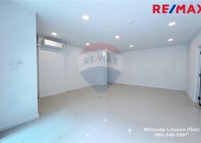 33 Sqm., 1 Bed Condo listed for ฿ 1,990,000.