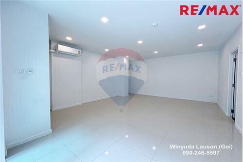 33 Sqm., 1 Bed Condo listed for ฿ 1,990,000.