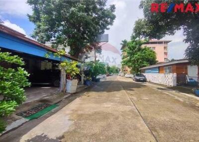 600 Sqm., 11 Beds Townhouse listed for ฿ 27,000,000.