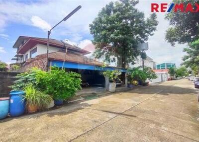 600 Sqm., 11 Beds Townhouse listed for ฿ 27,000,000.