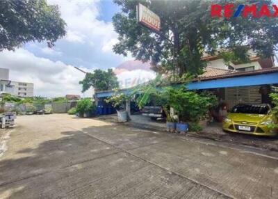 600 Sqm., 11 Beds Townhouse listed for ฿ 27,000,000.