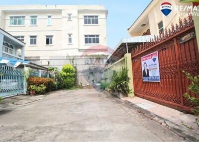 2 Sqm., 3 Beds Townhouse listed for ฿ 3,790,000.