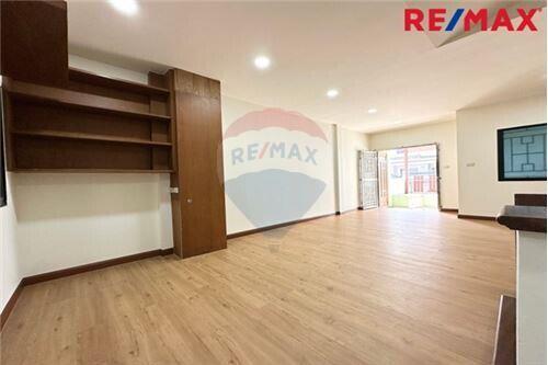 110 Sqm., 3 Beds Townhouse listed for ฿ 2,590,000.