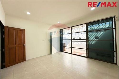 110 Sqm., 3 Beds Townhouse listed for ฿ 2,590,000.