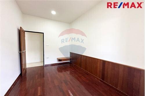 110 Sqm., 3 Beds Townhouse listed for ฿ 2,590,000.