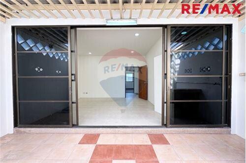 110 Sqm., 3 Beds Townhouse listed for ฿ 2,590,000.