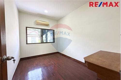 110 Sqm., 3 Beds Townhouse listed for ฿ 2,590,000.