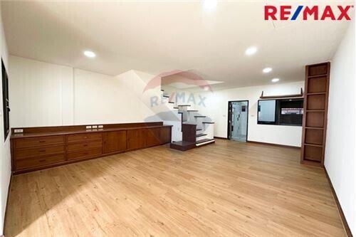 110 Sqm., 3 Beds Townhouse listed for ฿ 2,590,000.