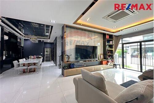 322 Sqm., 4 Beds Townhouse listed for ฿ 12,500,000.