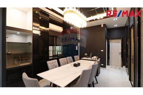 322 Sqm., 4 Beds Townhouse listed for ฿ 12,500,000.