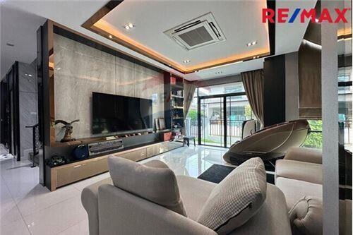 322 Sqm., 4 Beds Townhouse listed for ฿ 12,500,000.