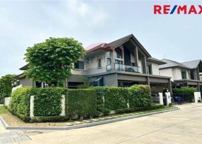 322 Sqm., 4 Beds Townhouse listed for ฿ 12,500,000.