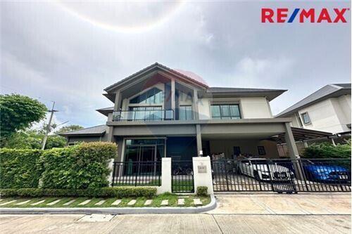 322 Sqm., 4 Beds Townhouse listed for ฿ 12,500,000.