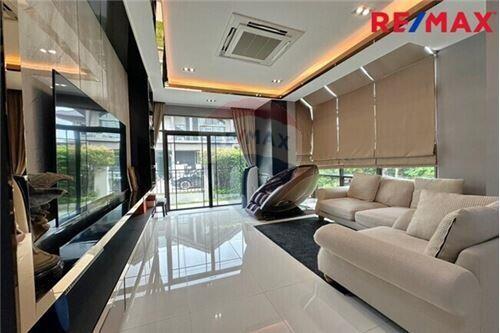 322 Sqm., 4 Beds Townhouse listed for ฿ 12,500,000.