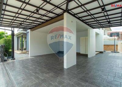 300 Sqm., 4 Beds, 4 Baths Townhouse listed for ฿ 10,990,000.