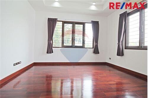 500 Sqm. Townhouse listed for ฿ 16,000,000.