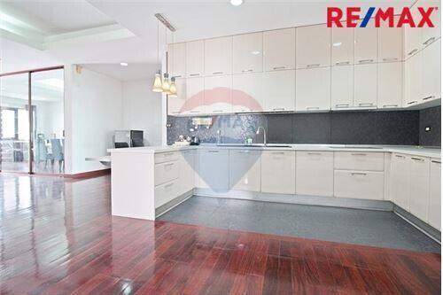 500 Sqm. Townhouse listed for ฿ 16,000,000.