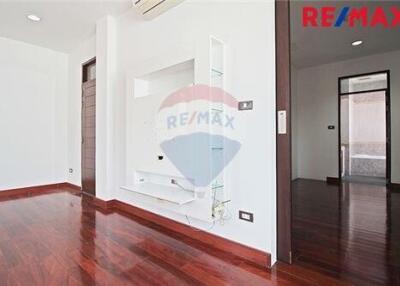 500 Sqm. Townhouse listed for ฿ 16,000,000.