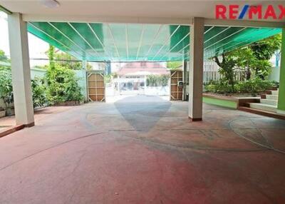 500 Sqm. Townhouse listed for ฿ 16,000,000.