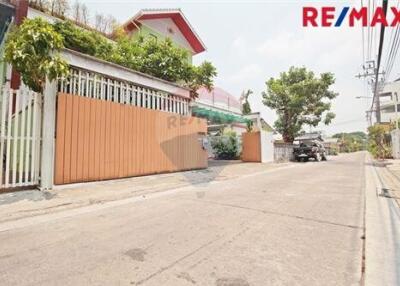 500 Sqm. Townhouse listed for ฿ 16,000,000.