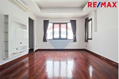 500 Sqm. Townhouse listed for ฿ 16,000,000.