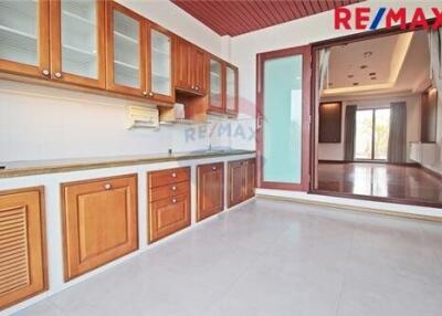 500 Sqm. Townhouse listed for ฿ 16,000,000.