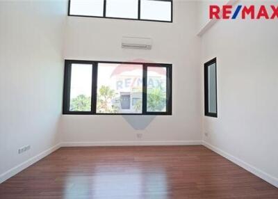 351 Sqm., 4 Beds Townhouse listed for ฿ 13,500,000.