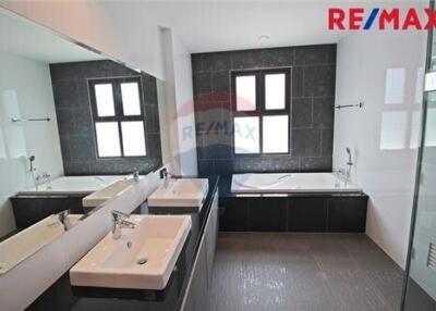 351 Sqm., 4 Beds Townhouse listed for ฿ 13,500,000.