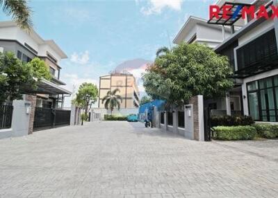 351 Sqm., 4 Beds Townhouse listed for ฿ 13,500,000.