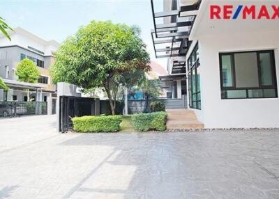 351 Sqm., 4 Beds Townhouse listed for ฿ 13,500,000.