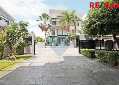 351 Sqm., 4 Beds Townhouse listed for ฿ 13,500,000.