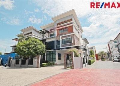 351 Sqm., 4 Beds Townhouse listed for ฿ 13,500,000.