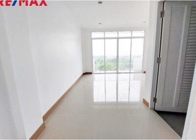 30 Sqm. Townhouse listed for ฿ 5,990,000.