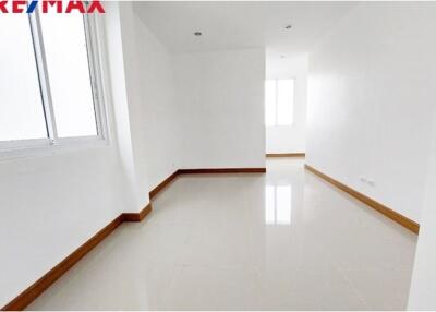 30 Sqm. Townhouse listed for ฿ 5,990,000.