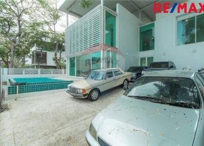 540 Sqm., 4 Beds Townhouse listed for ฿ 29,900,000.