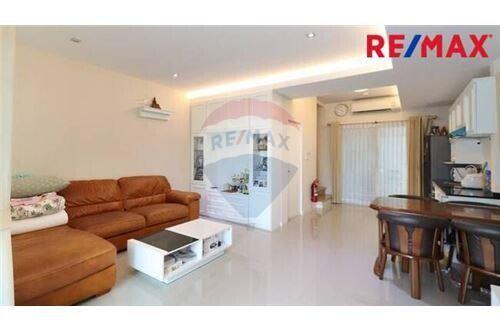 75 Sqm., 2 Beds Townhouse listed for ฿ 4,000,000.