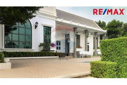 75 Sqm., 2 Beds Townhouse listed for ฿ 4,000,000.