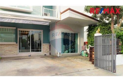 75 Sqm., 2 Beds Townhouse listed for ฿ 4,000,000.