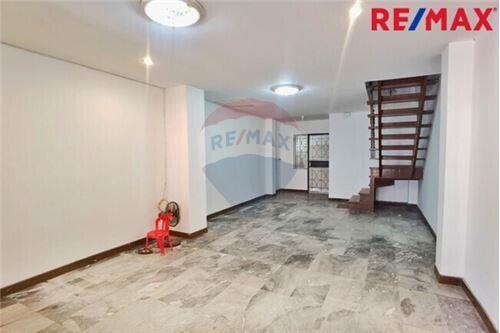 170 Sqm., 3 Beds Townhouse listed for ฿ 2,250,000.