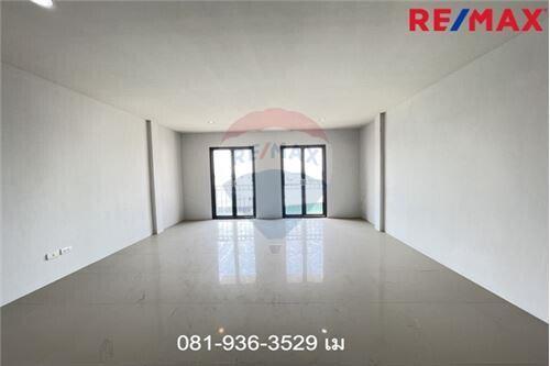 200 Sqm. Townhouse listed for ฿ 5,300,000.