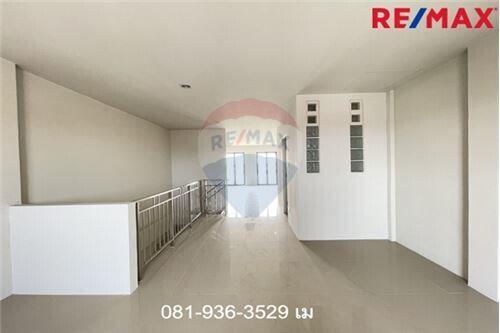 200 Sqm. Townhouse listed for ฿ 5,300,000.