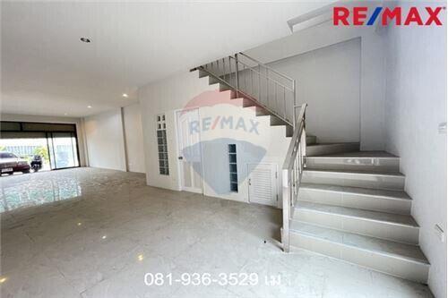 200 Sqm. Townhouse listed for ฿ 5,300,000.