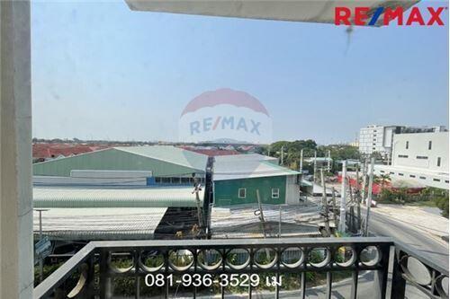 200 Sqm. Townhouse listed for ฿ 5,300,000.