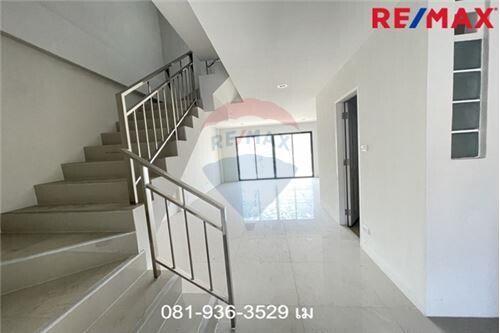 200 Sqm. Townhouse listed for ฿ 5,300,000.