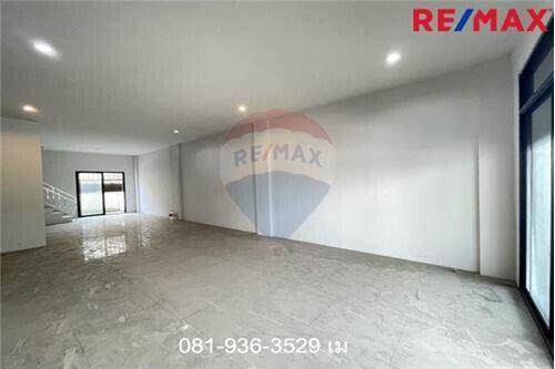 200 Sqm. Townhouse listed for ฿ 5,300,000.