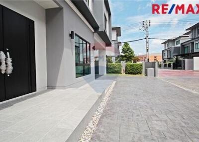 363 Sqm., 7 Beds Townhouse listed for ฿ 13,900,000.