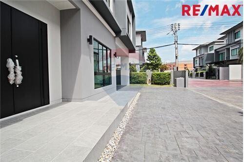 363 Sqm., 7 Beds Townhouse listed for ฿ 13,900,000.