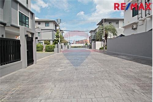 363 Sqm., 7 Beds Townhouse listed for ฿ 13,900,000.